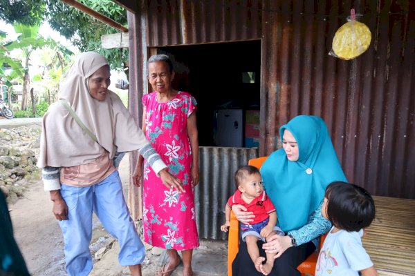 Sentuhan Kasih Ketua PKK Parepare dr. Andi Arfiah Tasming untuk Balita Stunting di Lemoe, Salurkan Bantuan