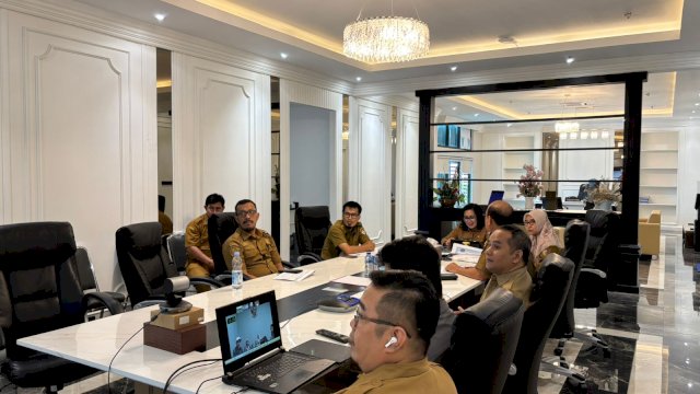 Tim Monev Puji Diskominfo Makassar Saat Ikuti Uji KIP.