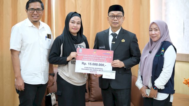 Penyerahan Santunan Ahli Waris Korban Meninggal Dunia Akibat Bencana Banjir di Soppeng.