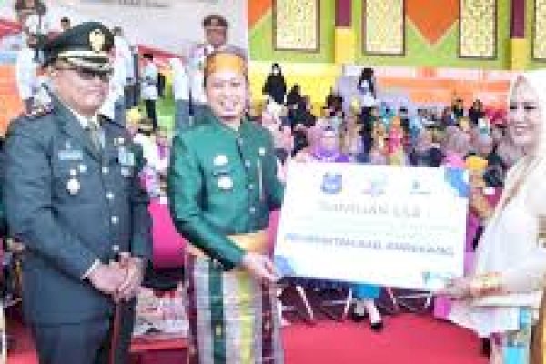 Bank Sulselbar Serahkan Satu Unit Dump Truck Sampah ke Pemkab Enrekang