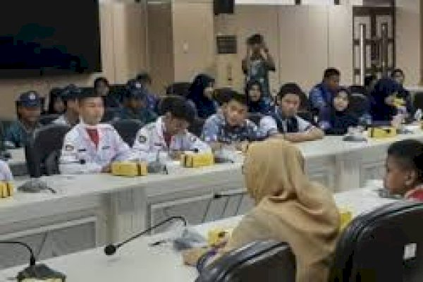 Siswa SMPN 48 Makassar Outing Class di DPRD Makassar, Pelajari Mekanisme Kerja Legislatif