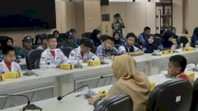 Siswa SMPN 48 Makassar Outing Class di DPRD Makassar, Pelajari Mekanisme Kerja Legislatif