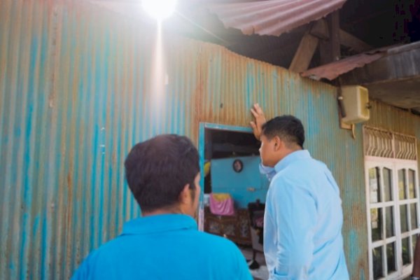 Bupati Bantaeng Uji Nurdin Pastikan Penggantian Atap Rumah Warga Terdampak Aktivitas Industri