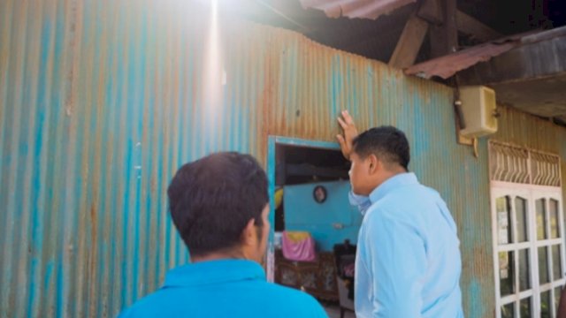 Bupati Bantaeng Uji Nurdin Pastikan Penggantian Atap Rumah Warga Terdampak Aktivitas Industri.