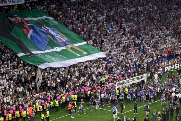 Menyentuh! Enrique Menangis Saat Fans PSG Bentangkan Mural Mendiang Putrinya