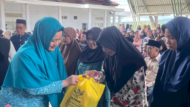 Pemkab Soppeng dan Baznas Distribusikan 330 Paket Sembako dan Dua Unit bantuan RTLH