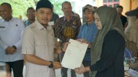 Wakil Bupati Jeneponto Serahkan Sertifikat Redistribusi Tanah kepada Warga Kelurahan Tolo