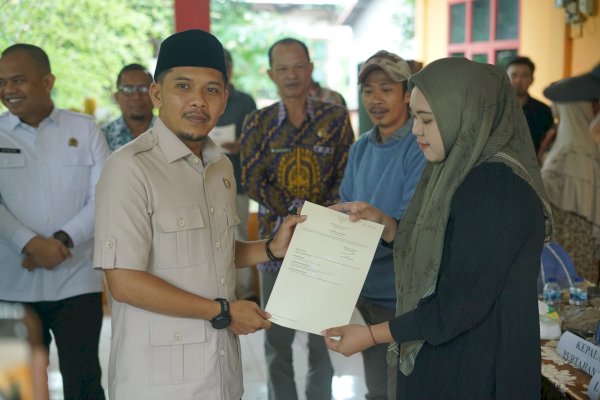 Wakil Bupati Jeneponto Serahkan Sertifikat Redistribusi Tanah kepada Warga Kelurahan Tolo