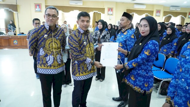 Bupati Jeneponto H. Paris Yasir, S.E., M.M., Wakil Bupati Islam Iskandar, S.H., menyerahkan SK PPPK Formasi Tahun Anggaran 2024.