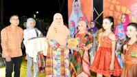 Ketua TP PKK Suwarni Suwardi Dorong Pelestarian Budaya Melalui Gelaran Fashion Show “Soppeng Berwastra”