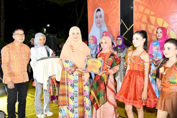 Ketua TP PKK Suwarni Suwardi Dorong Pelestarian Budaya Melalui Gelaran Fashion Show “Soppeng Berwastra”