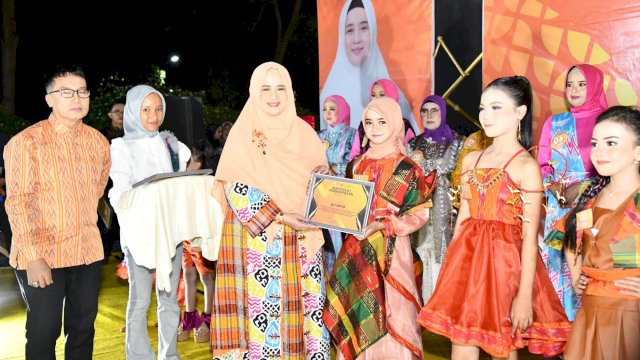 Ketua TP PKK Suwarni Suwardi Dorong Pelestarian Budaya Melalui Gelaran Fashion Show “Soppeng Berwastra”