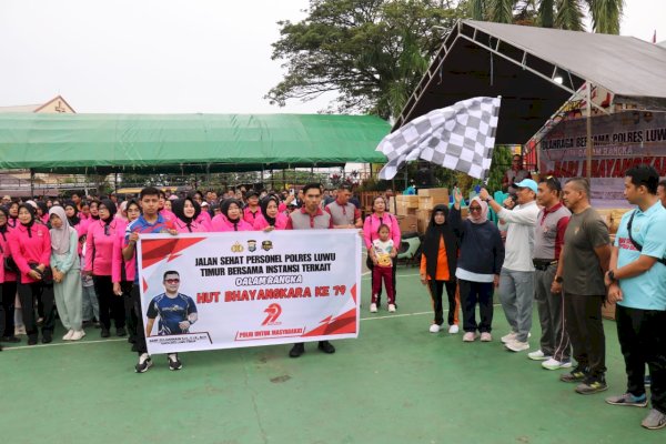 Bupati dan Wabup Lutim Semarakkan Jalan Sehat Hari Bhayangkara ke-79 Bersama Polres