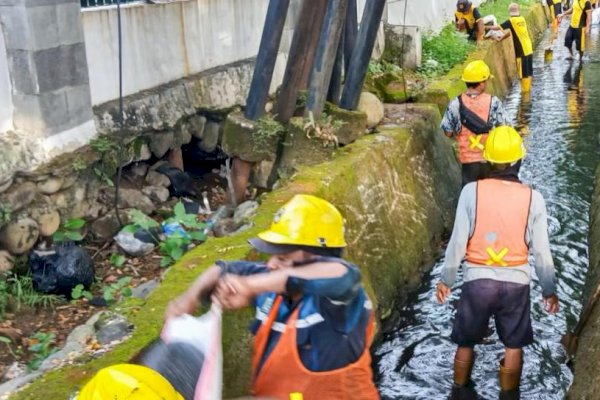 Atasi Banjir, Pemkot Makassar Geruk Drainase di Depan Kantor Gubernur Sulsel