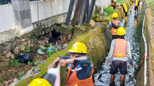 Atasi Banjir, Pemkot Makassar Geruk Drainase di Depan Kantor Gubernur Sulsel