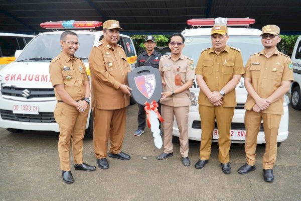 Tingkatkan Pelayanan Kesehatan ke Masyarakat, Bupati Maros Chaidir Syam Bagikan 11 Ambulans