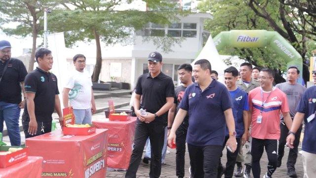 Wali Kota Makassar, Munafri Arifuddin, saat keliling melihat tenant UMKM di MHM 2025.