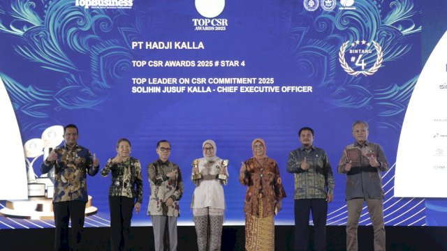 General Counsel Division Head KALLA, Dwinanda Febriany menerima dua penghargaan untuk KALLA dalam ajang Top CSR Award 2025 yang diselenggarakan TopBusiness di Hotel Raffles Jakarta.