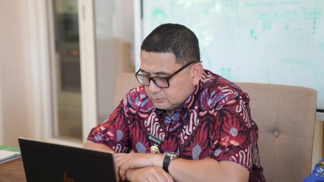 Wali Kota Makassar, Munafri Arifuddin, menghadiri wawancara nominasi Paritrana Award Tahun tingkat Provinsi Sulawesi Selatan secara virtual.