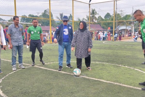 Tendangan Perdana Wabup Lutim Puspawati Jadi Tanda Dimulainya Bupati Cup 1 se-Loeha Raya
