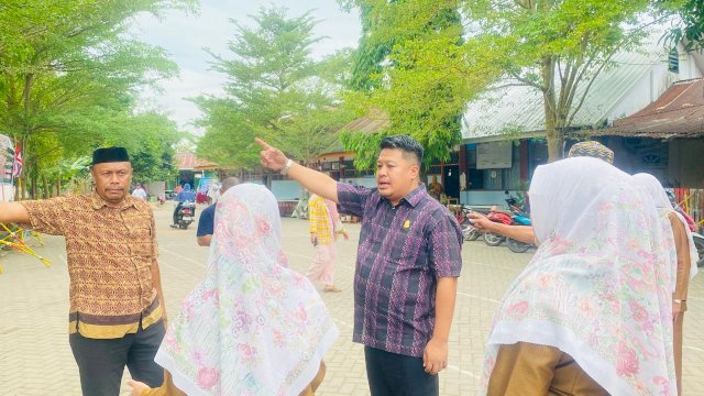 ‎Ketua Komisi D DPRD Makassar, Ari Ashari Ilham, meninjau langsung tiga SD di Kawasan Barombong dan Tanjung Merdeka.