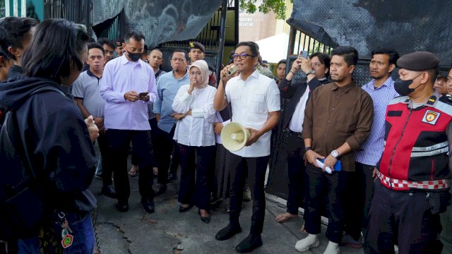 Wakil Ketua DPRD Sulawesi Selatan, Fauzi Andi Wawo menerima langsung massa aksi Ampera.