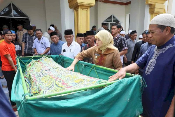 Aliyah Mustika Ilham Melayat ke Rumah Duka Almarhum Gafni Gaffar