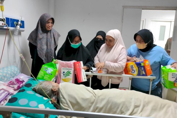 Tersentuh Kisah Lansia Terlantar, Wabup Puspawati Turun Langsung Serahkan Bantuan di RS