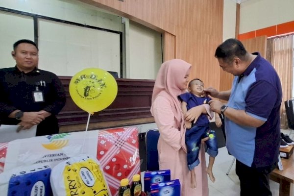 Kemensos Salurkan Bantuan Atensi untuk 22 Anak di Maros