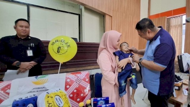 Kemensos Salurkan Bantuan Atensi untuk 22 Anak di Maros