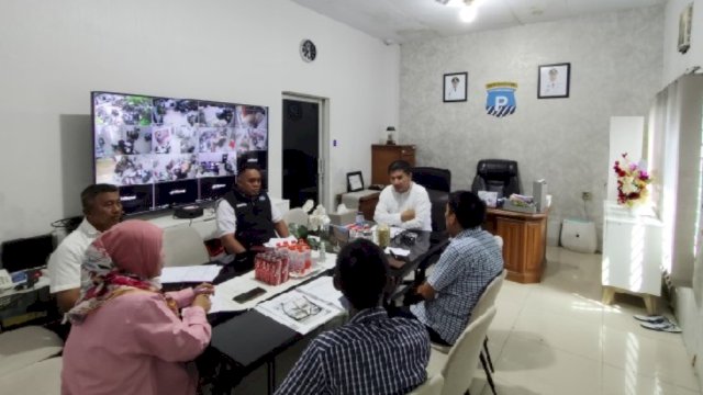 Plt Dirut Perumda Parkir Makassar, Adi Rasyid Ali (ARA), memimpin Rapat Koordinasi bersama jajaran Direksi dan Bagian produksi yang terdiri dari Tim Penetapan, Tim Penagihan, dan Tim Peralata.