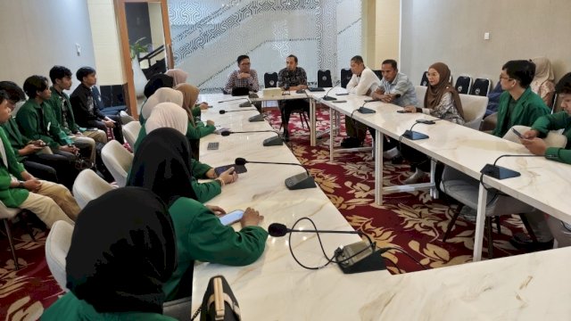 Sekretaris Diskominfo-SP Sulsel Sultan Rakib, serta Kepala Bidang Hubungan Masyarakat, Fitra, menerima Kunjungan Mahasiswa UIN Alauddin Makassar.