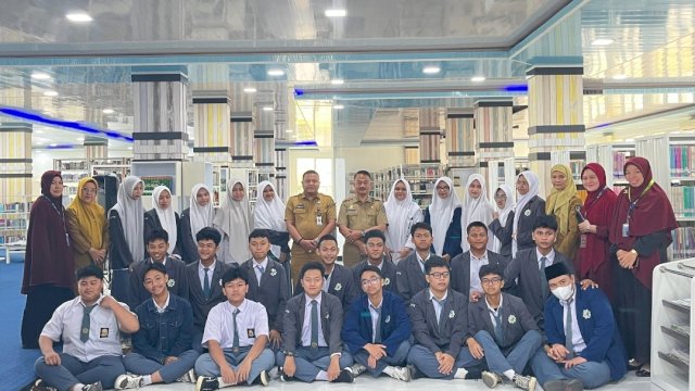 Dispusarsip Sulawesi Selatan menerima kunjungan edukatif dari siswa-siswi SMA Islam Terpadu (SMAIT) Al Fatih Makassar.