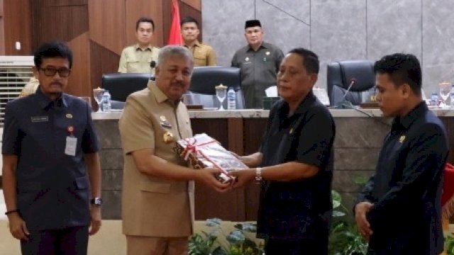 Bupati Pinrang H.A. Irwan Hamid, S.Sos saat menghadiri Rapat Paripurna DPRD Pinrang.