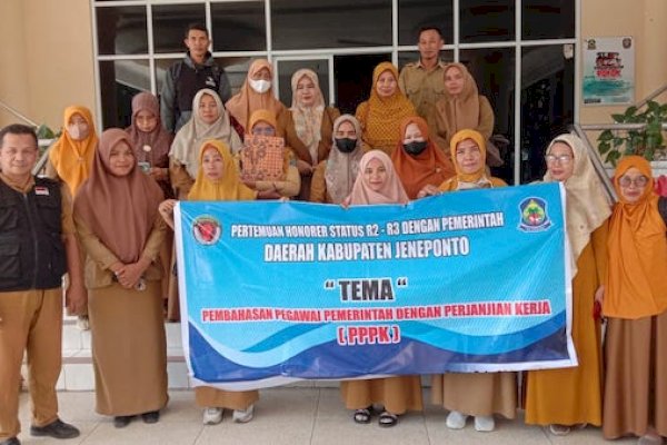 Gelar Aksi Damai, Puluhan Tenaga Honorer Datangi DPRD Jeneponto