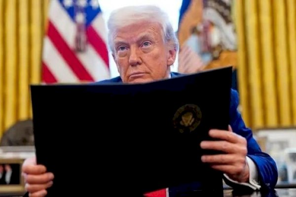 Trump Resmi Larang Warga 12 Negara Masuk Amerika Serikat