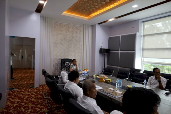 Rapat Bersama Perumda Waemami, Bupati Ibas Tekankan Ketersediaan Air Bersih di Wilayah Pesisir