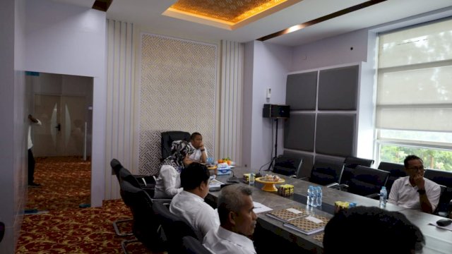 Rapat Bersama Perumda Waemami, Bupati Ibas Tekankan Ketersediaan Air Bersih di Wilayah Pesisir