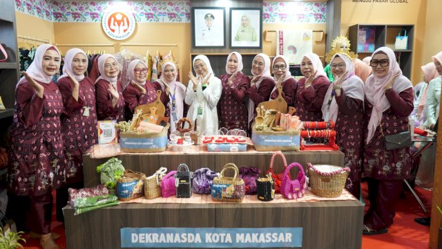 Booth Makassar Paling Ramai, Pengunjung Antusias Saksikan Demo Kerajinan Live