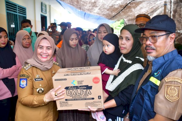 Bupati Ratnawati Tinjau Baksos dan Serahkan Bantuan untuk Warga Terdampak Banjir di Sinjai Timur‎