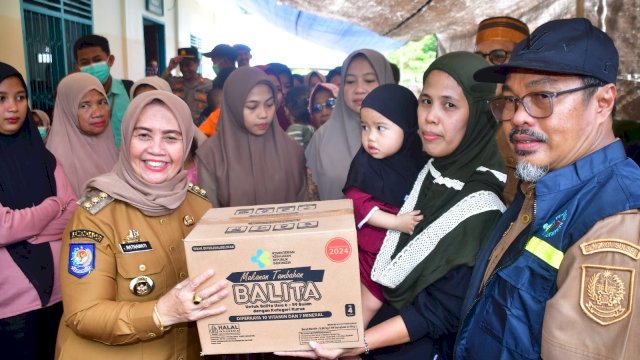 Bupati Sinjai, Hj. Ratnawati Arif, hadir langsung dalam kegiatan Bakti Sosial (Baksos) pelayanan kesehatan gratis yang dilaksanakan di Dusun Maccini.