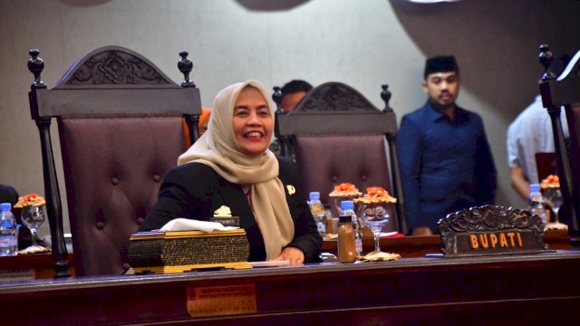 Bupati Sinjai, Dra Hj Ratnawati Arif menghadiri Rapat Paripurna DPRD Sinjai.
