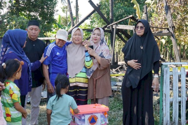 Ketua TP PKK Sidrap Kunjungi Korban Kebakaran di Desa Damai
