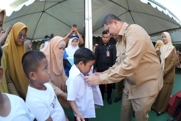 Munafri-Aliyah Tuntaskan Janji Pendidikan, Seragam Gratis Resmi Disalurkan