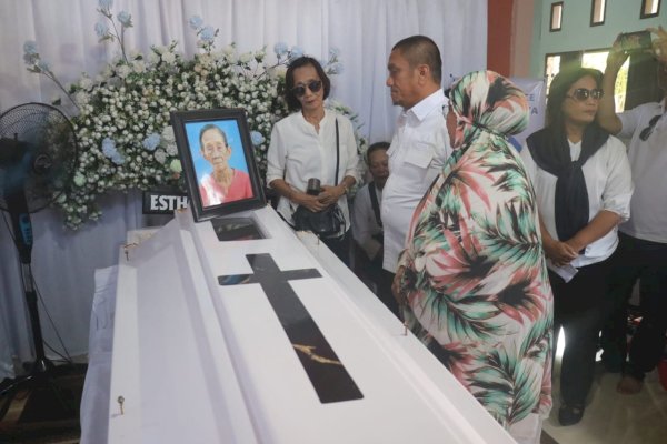 Bupati Lutim Ibas Melayat ke Rumah Duka Oma Esther Temban, Sampaikan Belasungkawa Mendalam