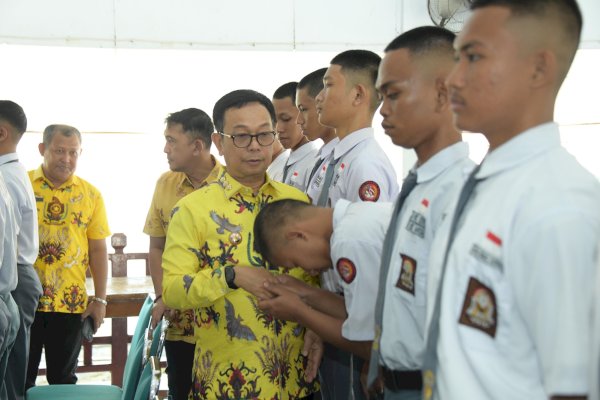 Bupati Soppeng Suwardi Apresiasi dan Serahkan Atribut Pakaian ke 73 Calon Anggota Paskibraka