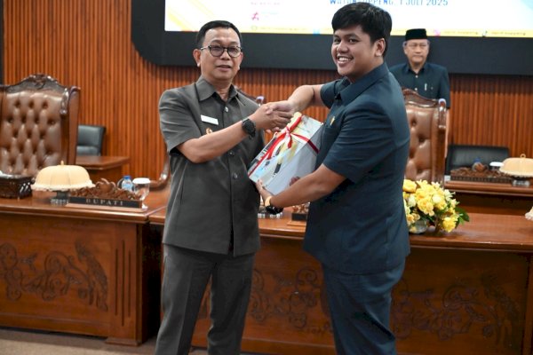 Bupati Soppeng Suwardi Serahkan Ranperda Pertanggungjawaban APBD 2024 ke DPRD 