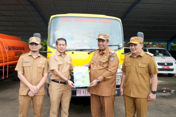 Bupati Chaidir Syam Serahkan 1 Unit Dump Truck ke DLH Maros, Sasar Sampah di Moncongloe