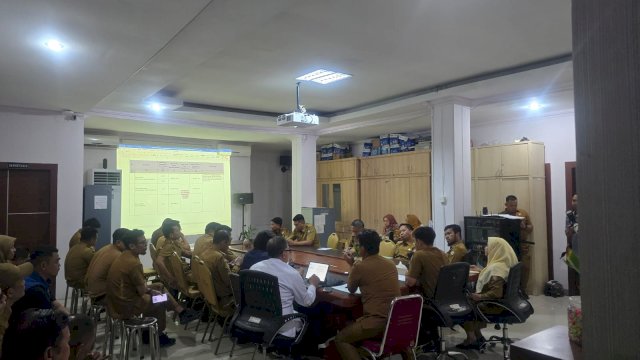 Rapat koordinasi bersama Camat di Kota Makassar, bertempat di Kantor DLH Makassar.