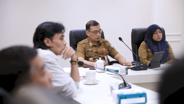Sekretaris Daerah Kota Makassar, A. Zulkifly Nanda, saat memimpin rapat membahas pembangunan Stadion Untia.